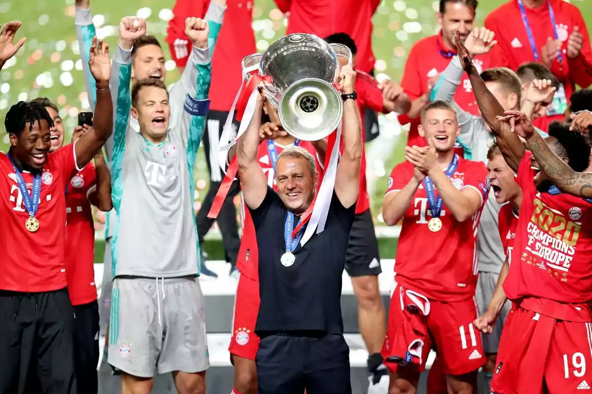Hansi Flick, levantando la Champions League como entrenador del Bayern Munich rodeado de sus jugadores con la camiseta roja
