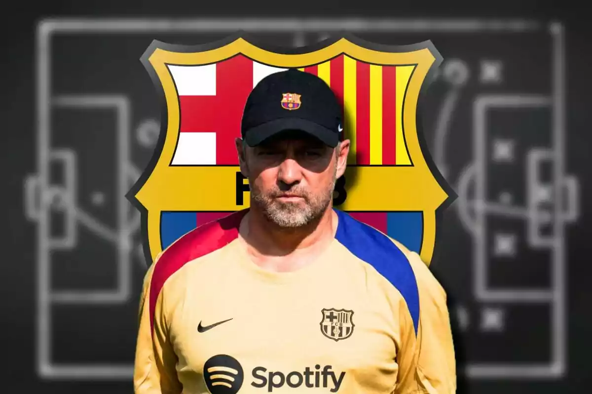 Un hombre con gorra y camiseta del FC Barcelona frente al escudo del club.