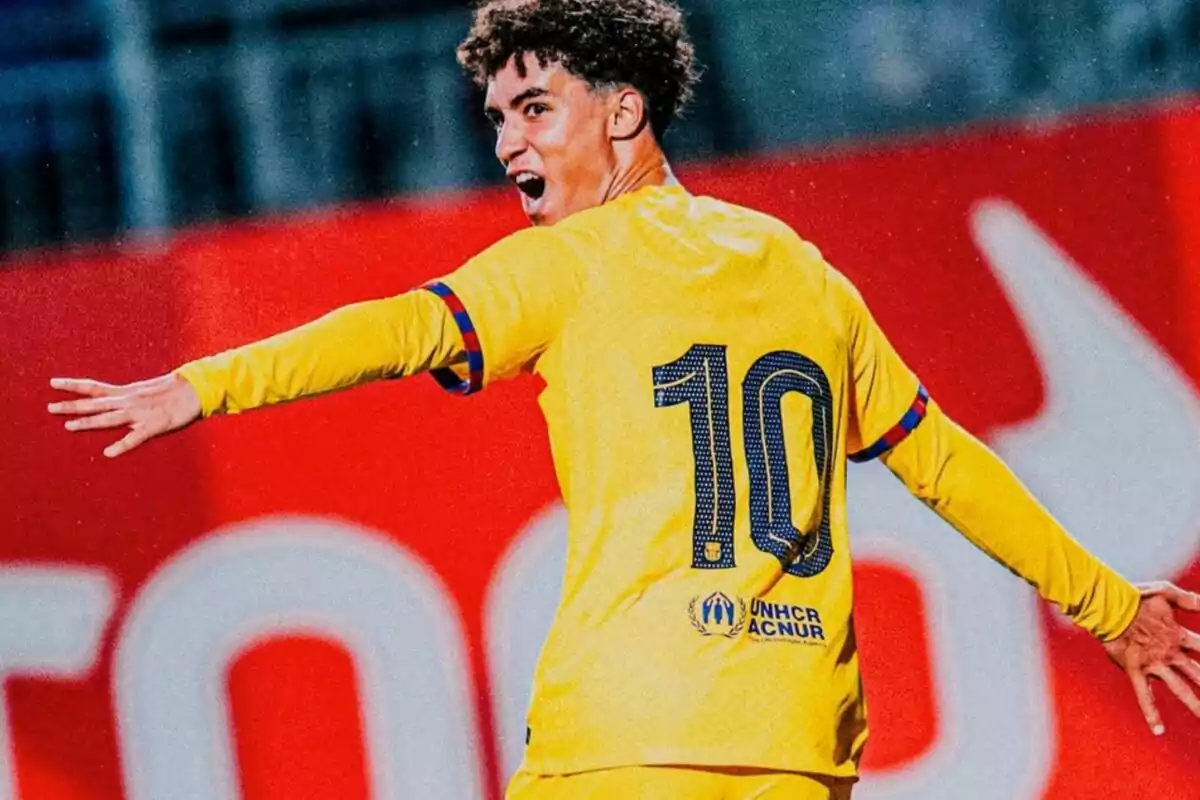 Jugador de fútbol con camiseta amarilla número 10 celebrando en el campo.