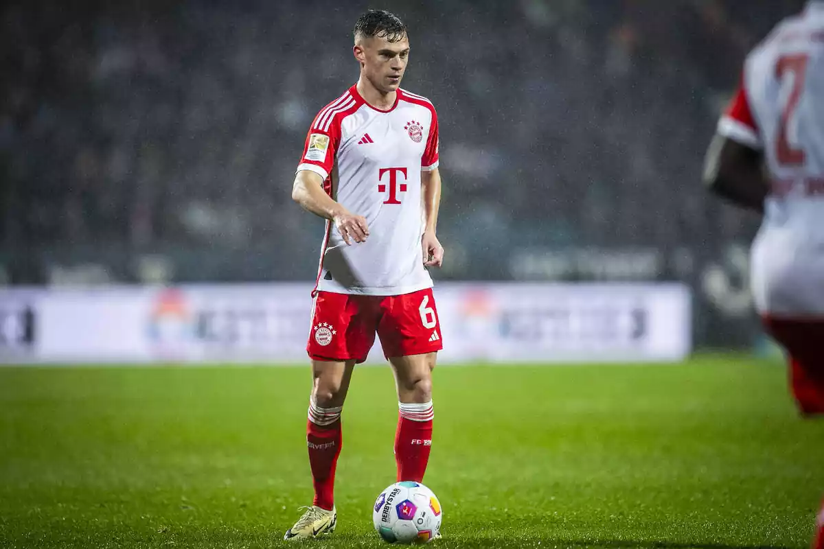 Kimmich con la camiseta blanca del Bayern