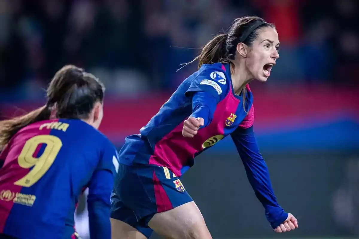 Jugadoras de fútbol del FC Barcelona celebrando un gol en el campo.