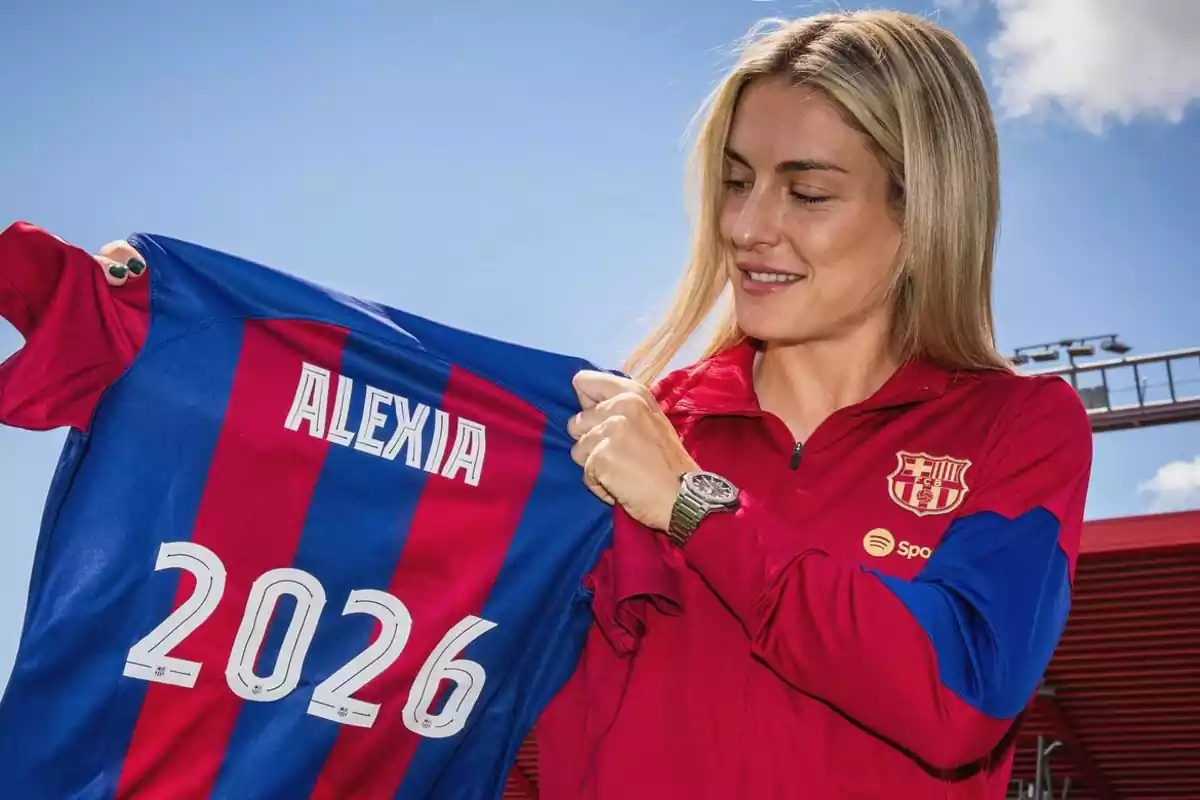 Alexia posando con la camiseta de su renovación hasta 2026
