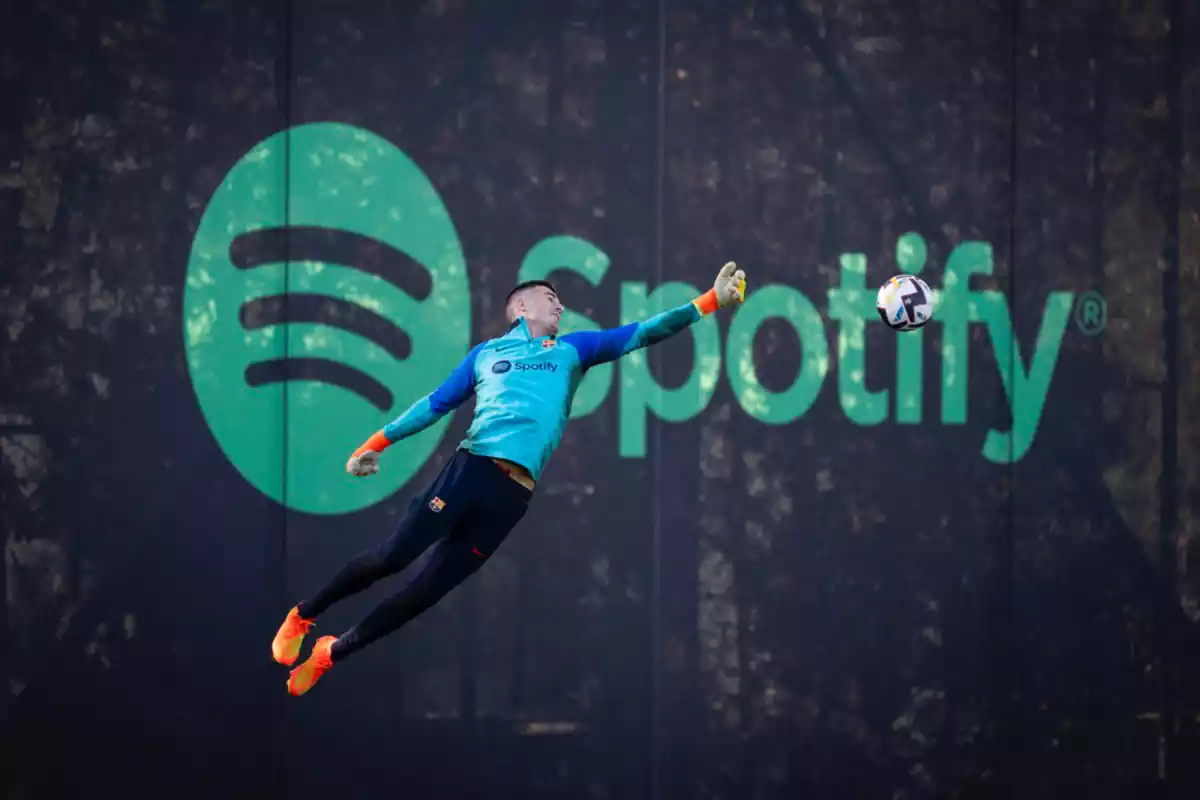 El portero del Barça Iñaki Peña lanzado por los aires para detener un balón