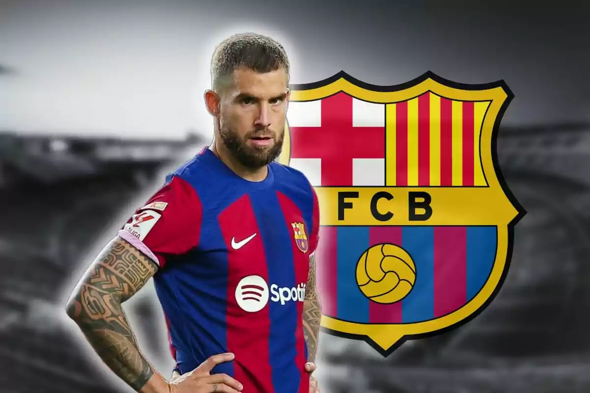 Jugador del FC Barcelona con el escudo del club de fondo.