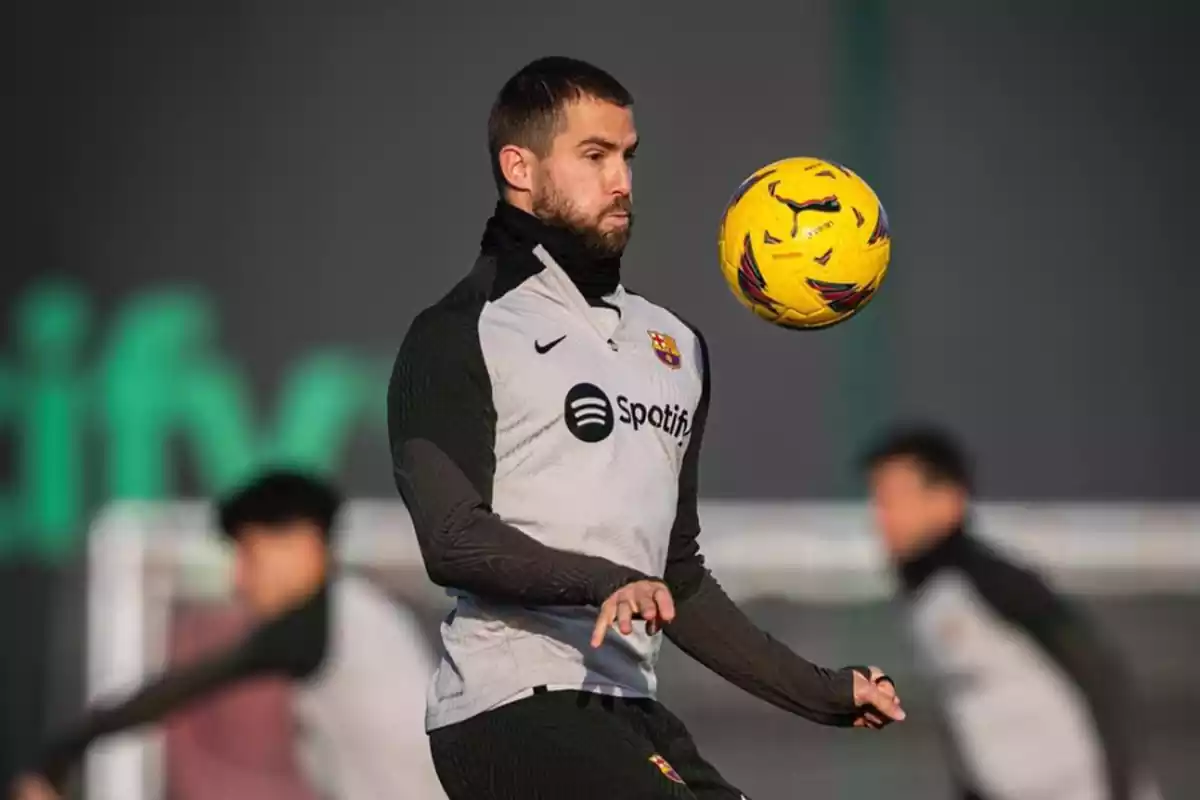 El jugador del Barça Iñigo Martínez controlando un balón con el pecho y con la mirada concentrada en el esférico