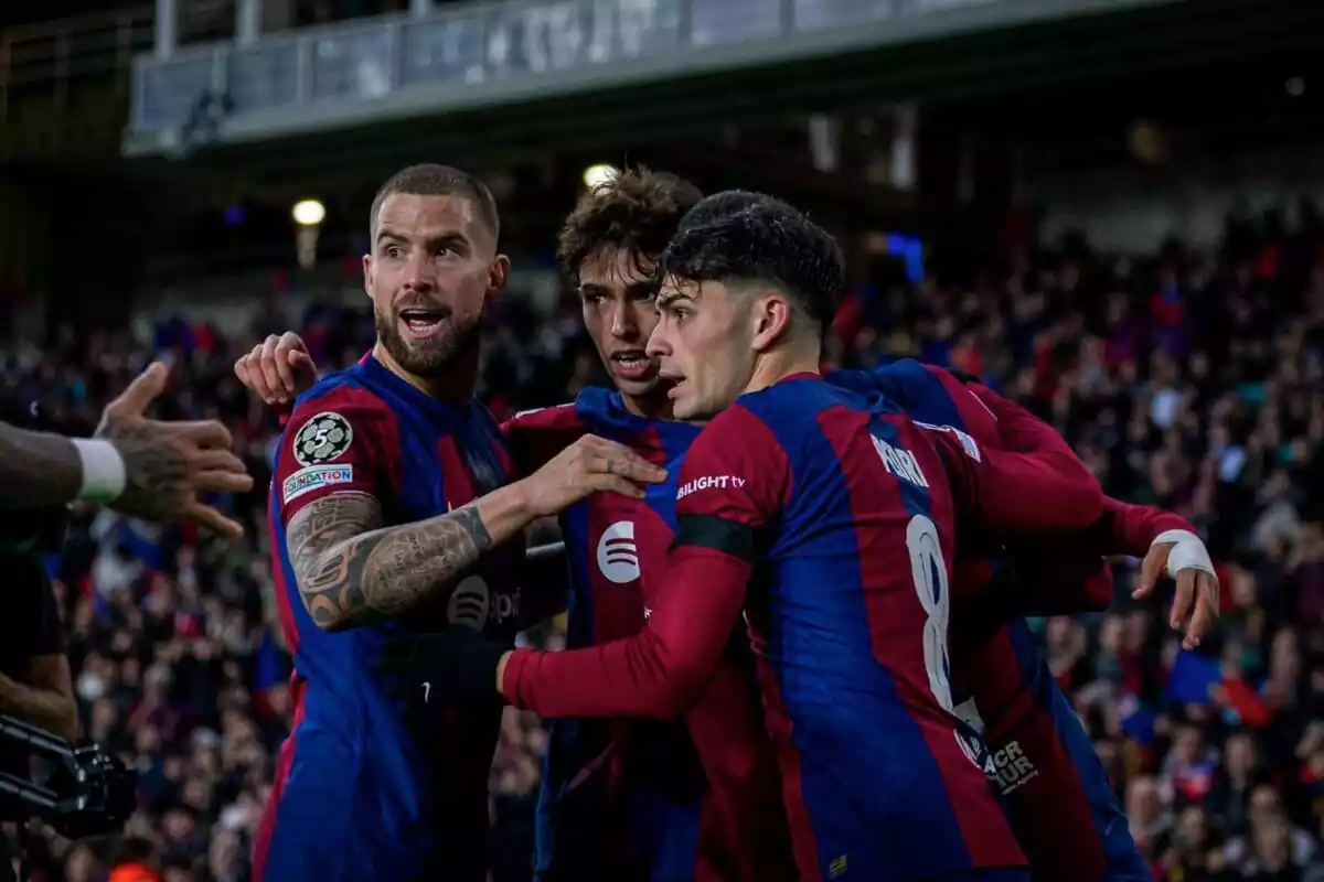 Iñigo Martinez, Joao Felix y Pedri celebrando un gol por Champions League con la camiseta azulgrana del FC Barcelona
