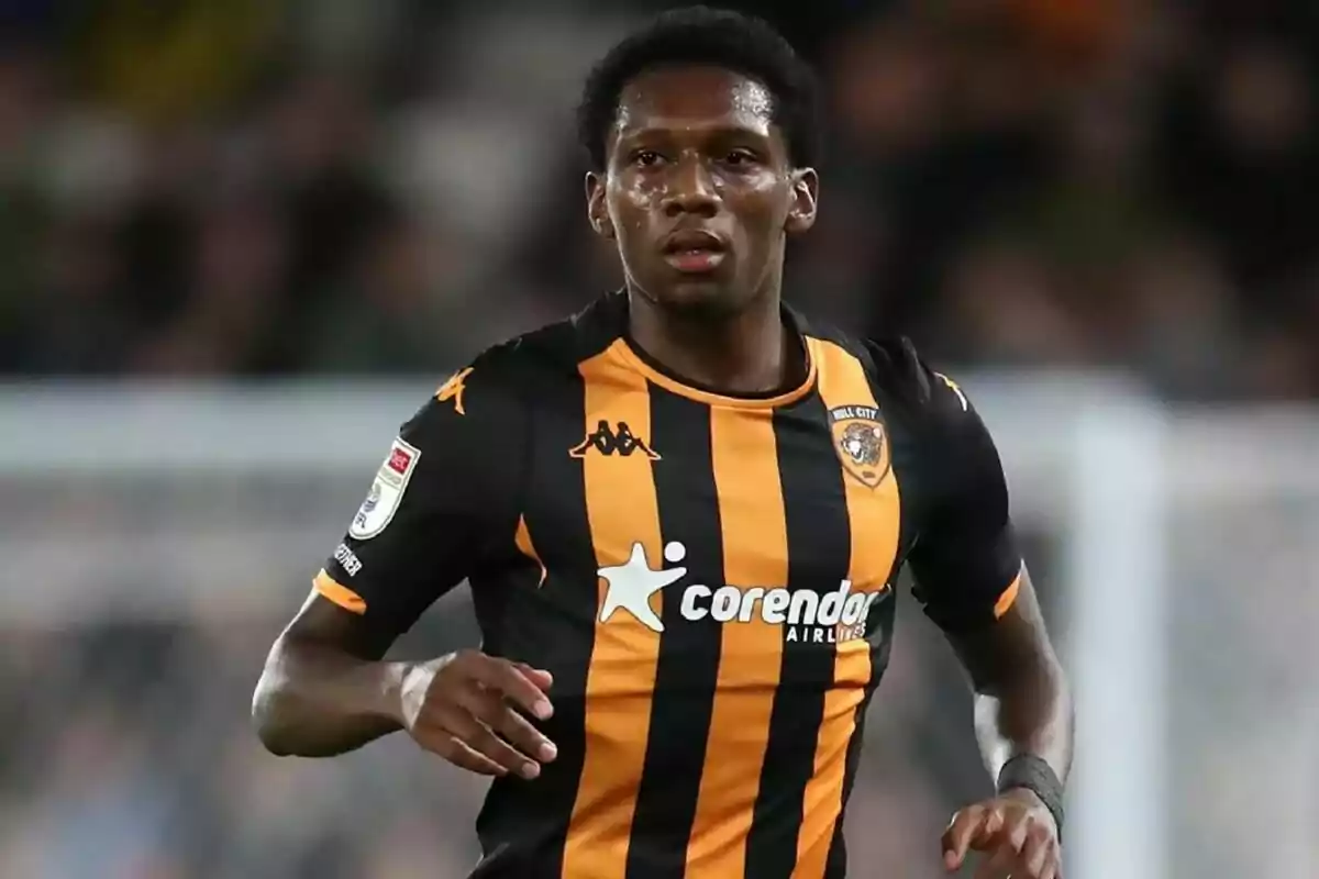 Jugador de fútbol con uniforme de Hull City en el campo de juego.