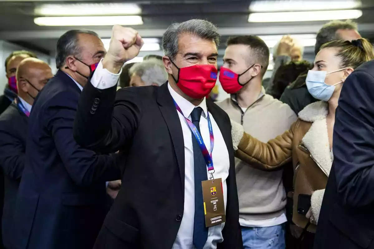 Joan Laporta, escogido como presidente en 2021, celebrando las elecciones con puño en el aire