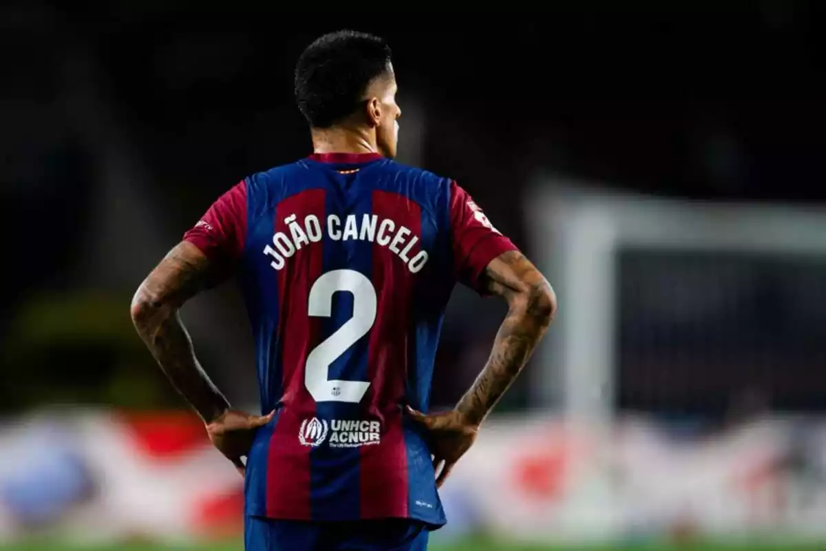 Joao Cancelo de espaldas con la camiseta del FC Barcelona. Debajo de su nombre se ve el dorsal con el número dos en color blanco, sobre los colores azulgranas de la camiseta
