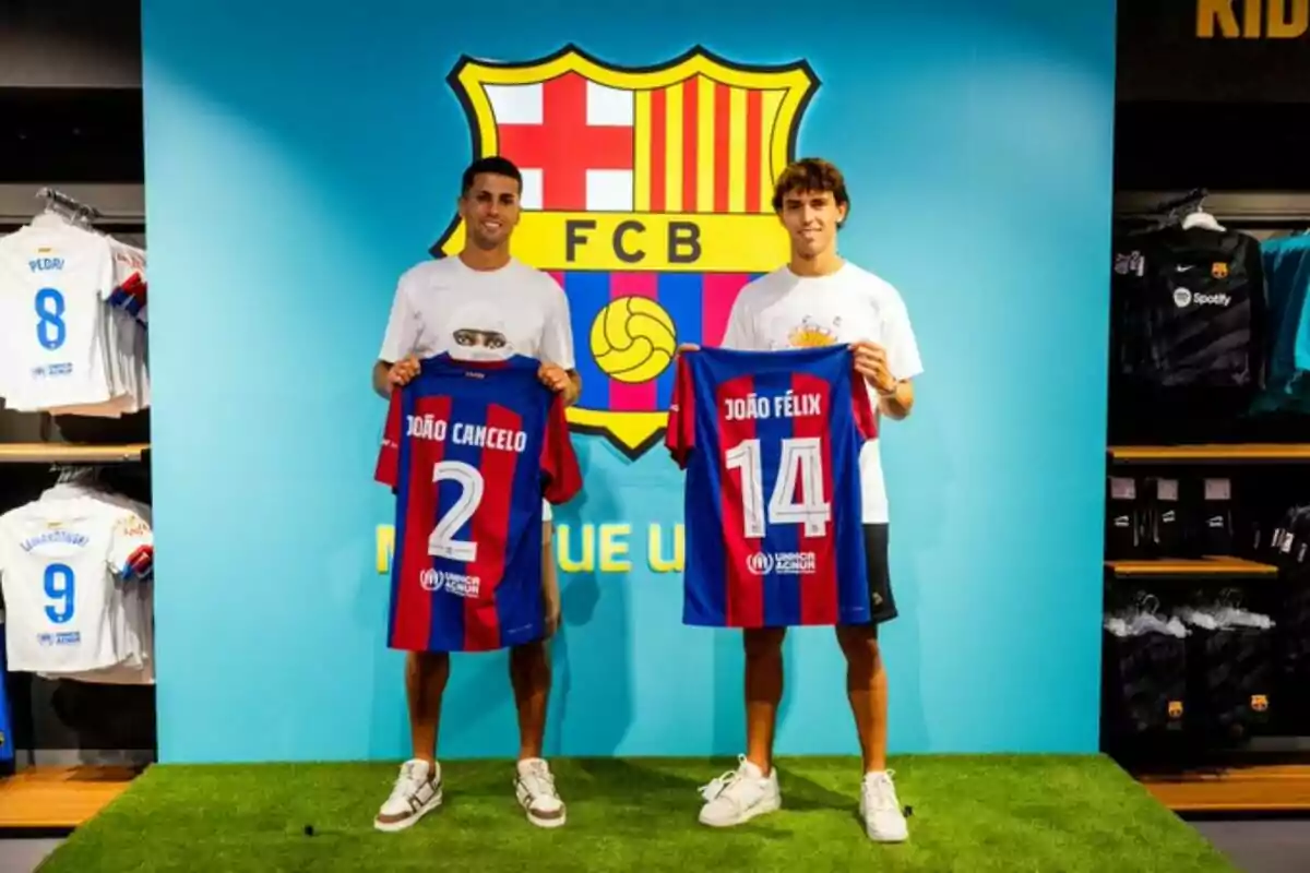 Joao Cancelo y Joao Felix luciendo la camiseta azulgrana del FC Barcelona con el dorsal 2 y 14 respectivamente en sus presentaciones, ambos con una sonrisa en el rostro