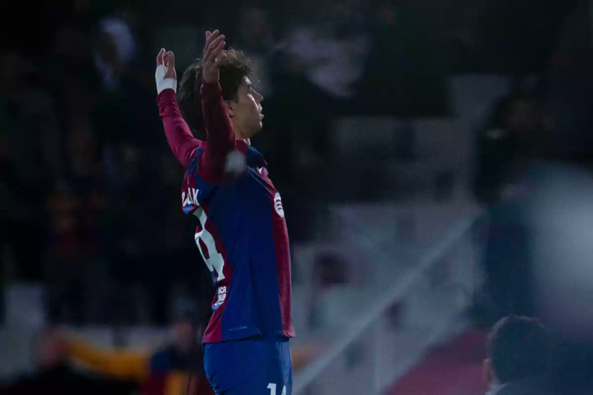 El jugador del Barça Joao Félix celebrando un gol con la grada levantando los brazos