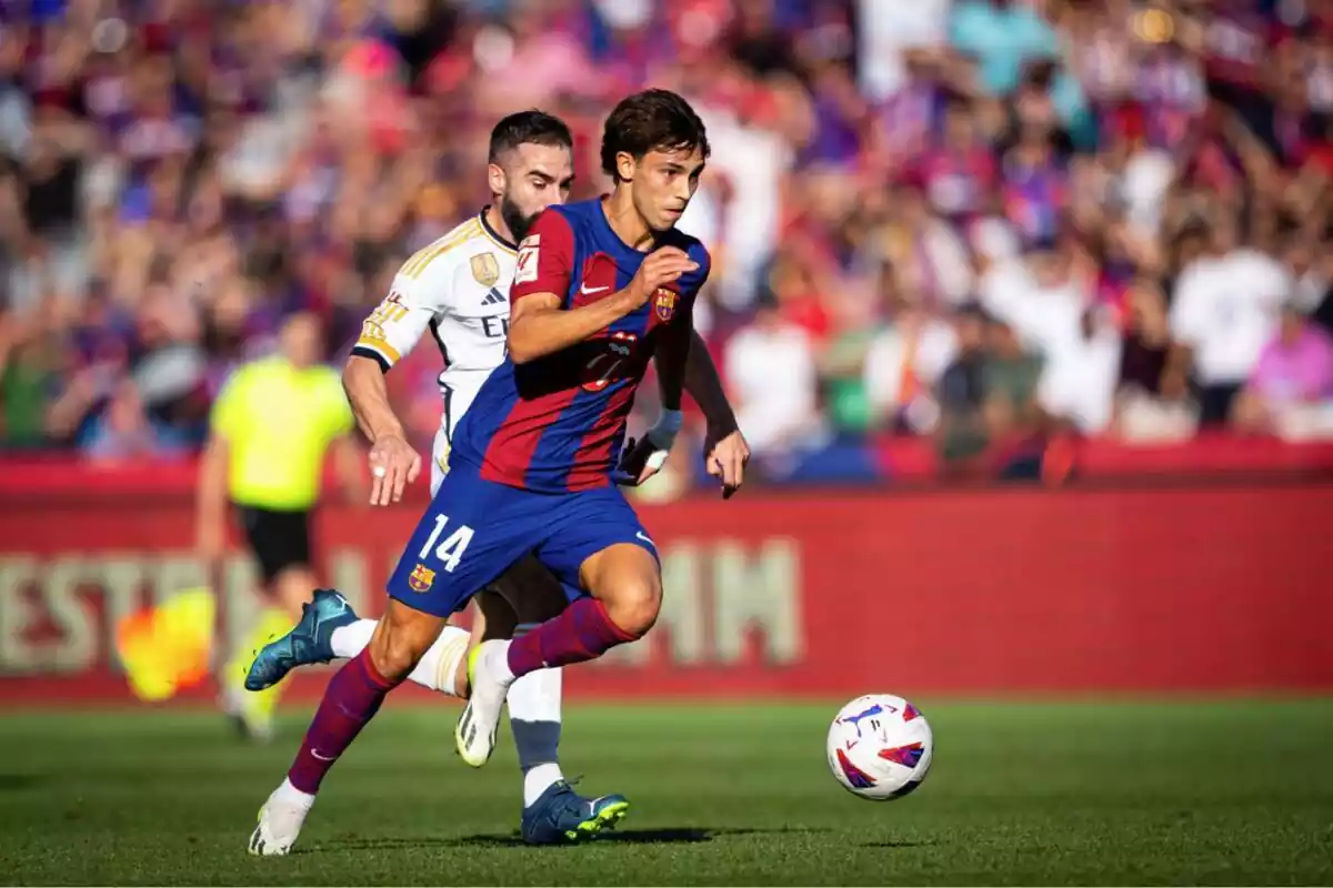 Joao Felix, en El Clásico con la indumentaria del FC Barcelona, disputando un balón ante Dani Carvajal, con la indumentaria del Real Madrid