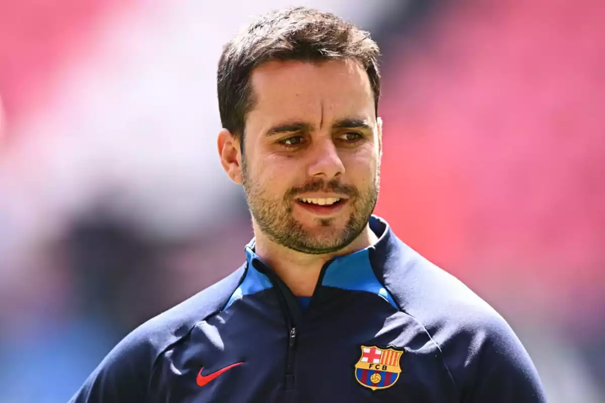 El entrenador del Barça Femení Jonatan Giráldez, sonriendo y vistiendo una prenda del Barça