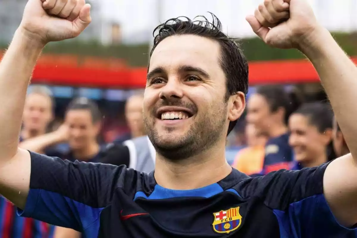 Jonatan Giraldez, con los puños en alto y una sonrisa en el rostro tras ganar con el FC Barcelona Femenino