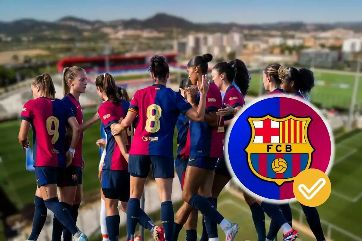 Jugadoras de fútbol del equipo femenino del FC Barcelona celebrando en el campo con el logo del club en primer plano.