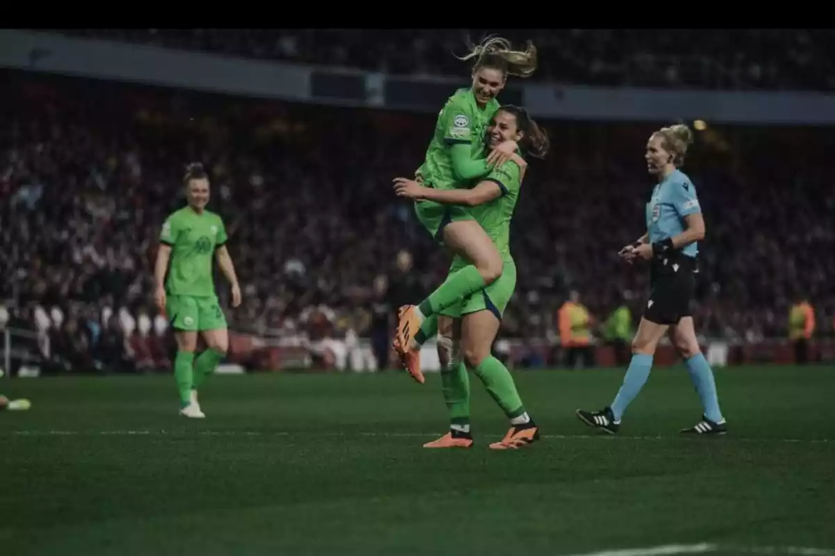 Jugadoras del Wolfsburgo celebrando un gol con la camiseta verde en la Bundesliga femenina