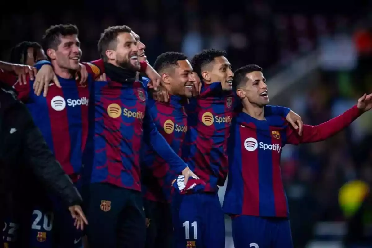 El equipo del FC Barcelona celebra con sonrisas la clasificación a cuartos de final, con Sergi Roberto, Íñigo Martínez, Vitor Roque, Raphinha y Cancelo a la cabeza