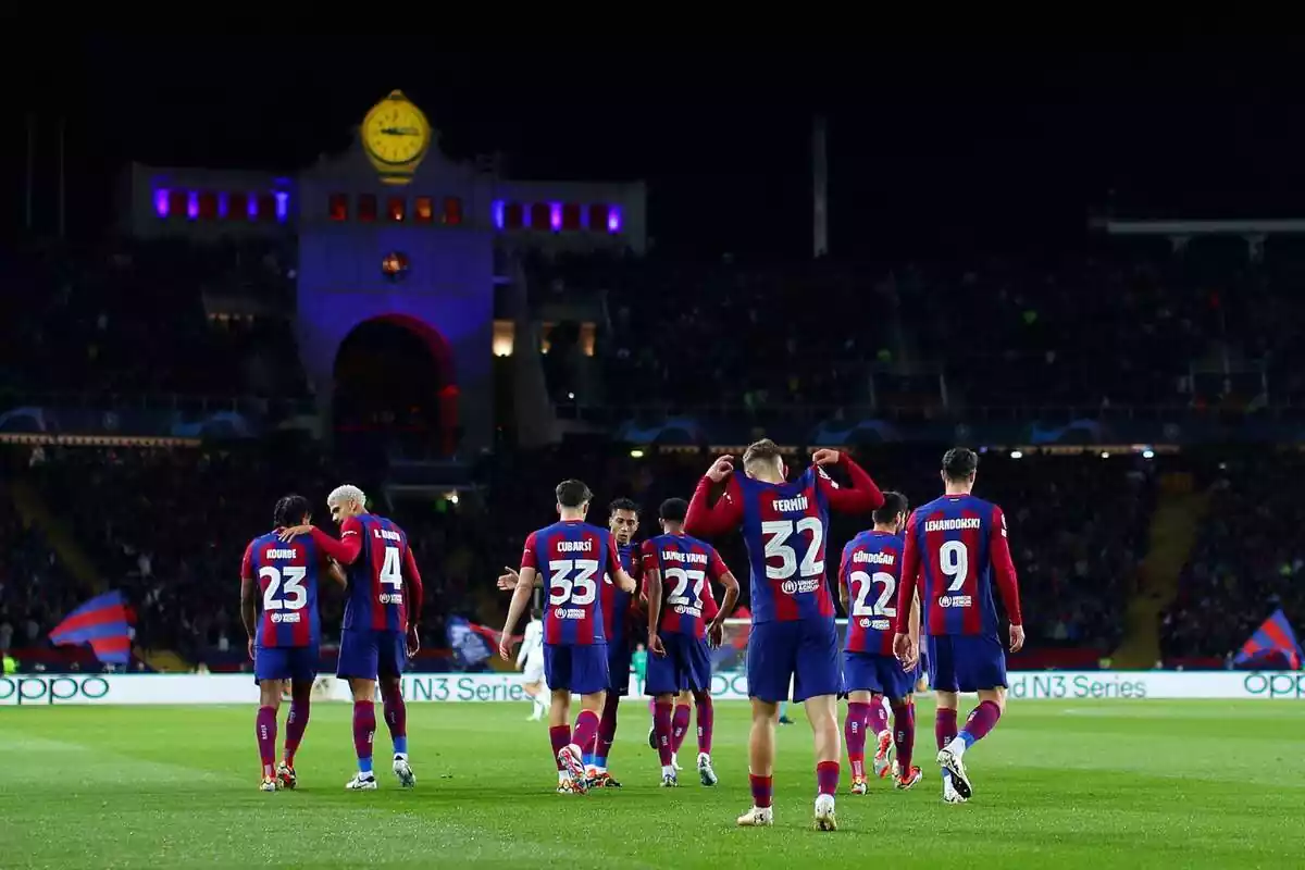 Los jugadores del FC Barcelona celebrando el gol de Fermín Lopez, quien se señala la camiseta azulgrana ante el Nápoles