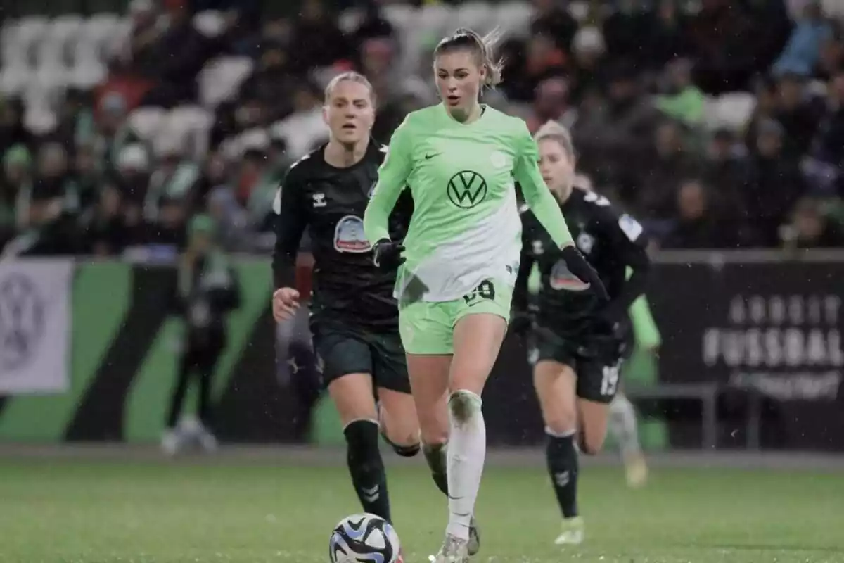 Jule Brand en un partido con la camiseta verde y blanca del Wolfsburgo femenino
