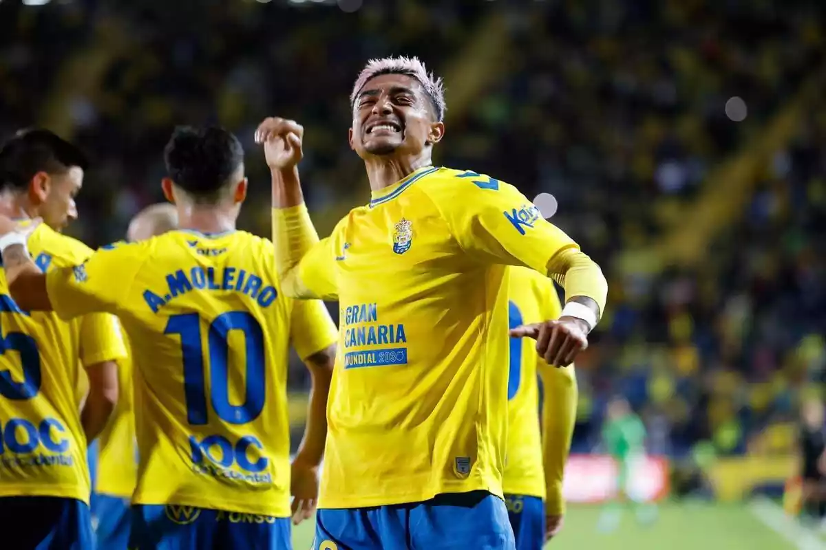 Julian Araujo, con la equipación amarilla y azul de Las Palmas, celebrando un gol