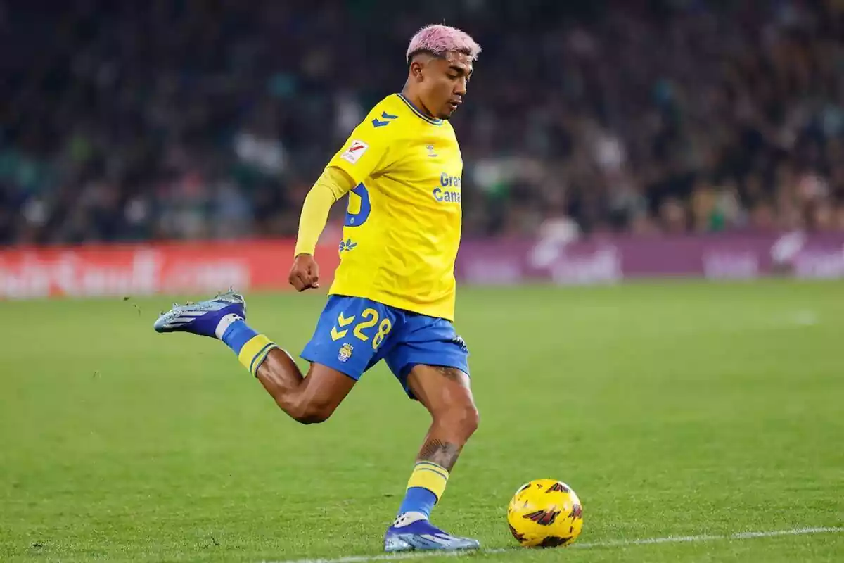 Julian Araujo, en un partido con Las Palmas, con la equipación amarilla y azul