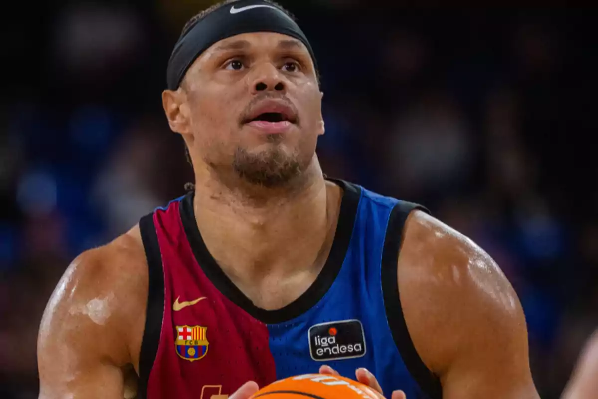 FC Barcelona basketball player focused before taking a free throw during a game