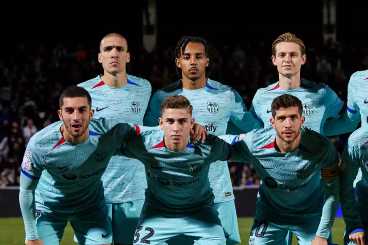 Los jugadores del Barça Ferran, Koundé, Fermín, Roberto, De Jong y Romeu posando para la foto del once antes del partido