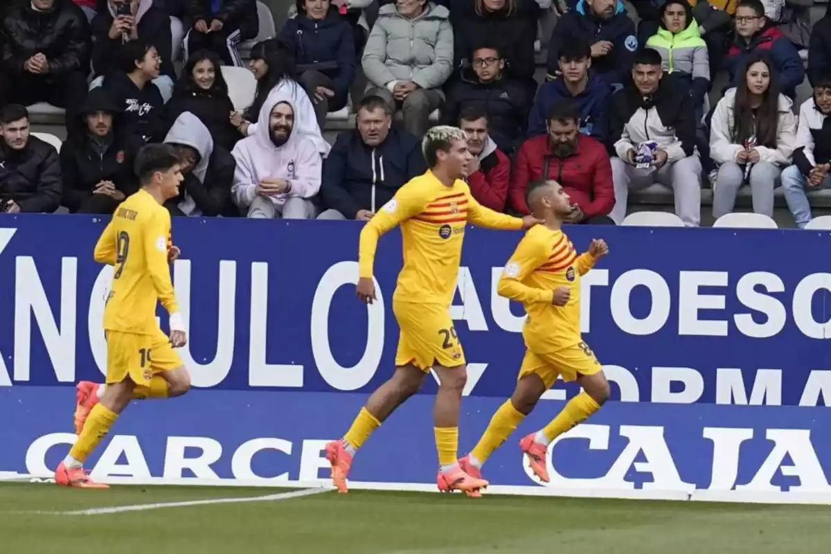 Los jugadores del Barcelona B celebrando un gol con la segunda equipación amarilla