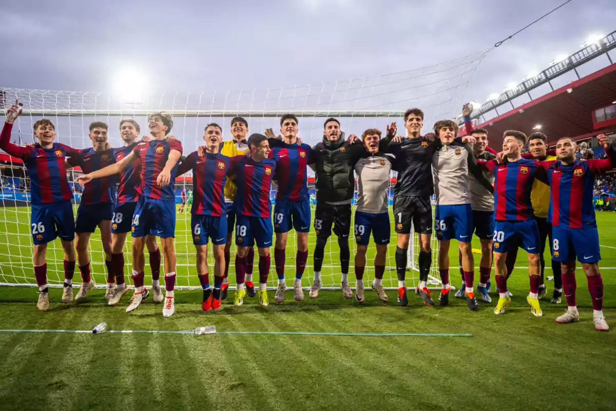 Jugadores del Barça Atlètic saltando detrás de la portería con la equipación blaugrana del Barça