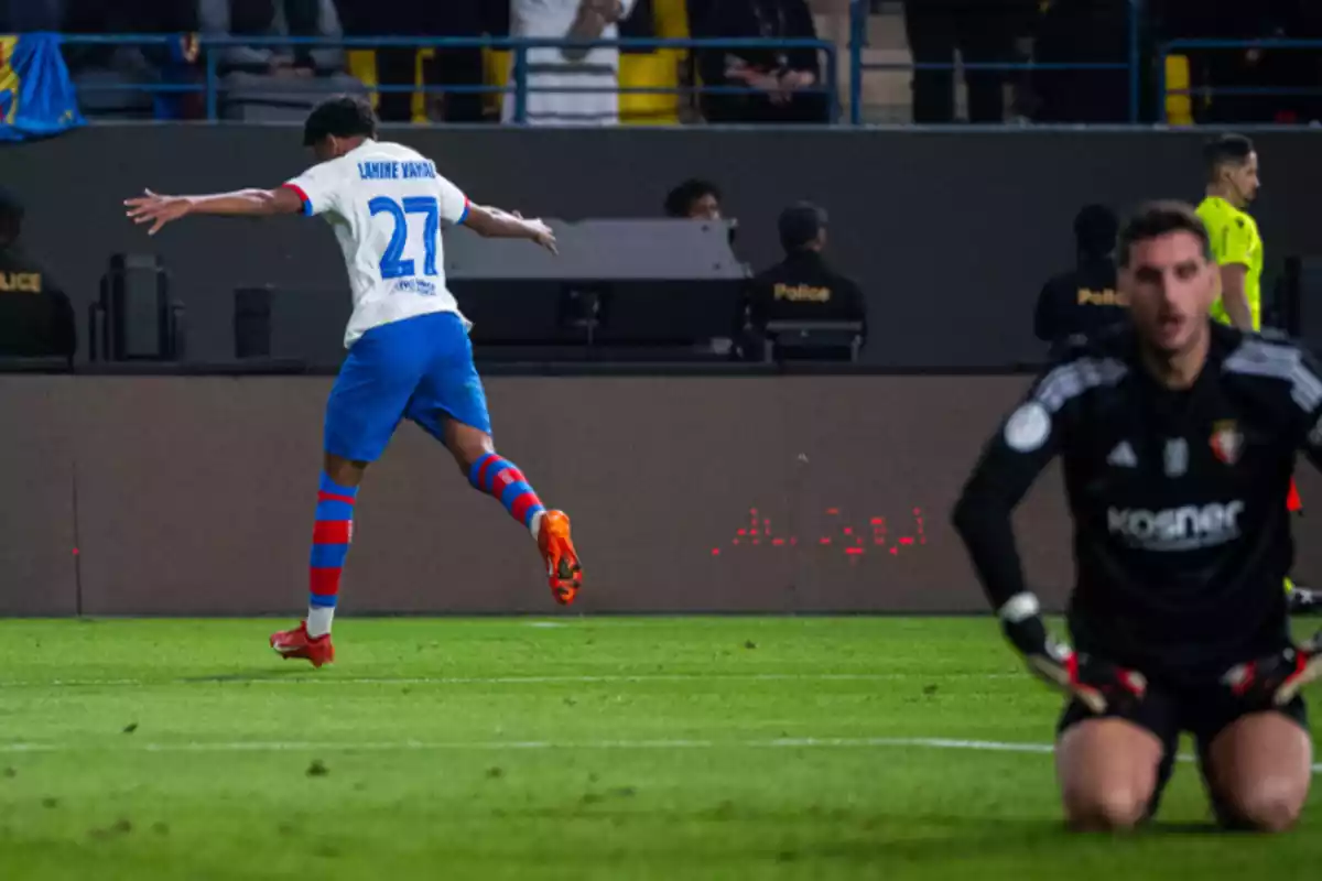 Lamine Yamal celebra el gol ante Osasuna.