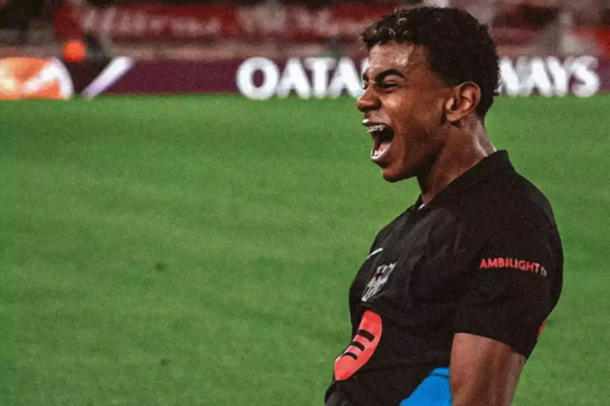 Un jugador de fútbol celebra con entusiasmo en el campo.