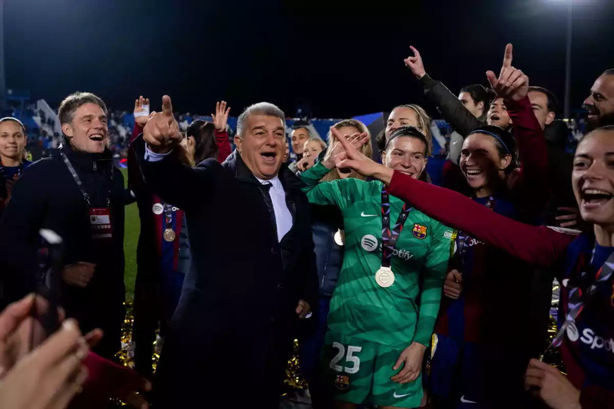 El presidente del Barça Joan Laporta festejando con las jugadoras del Barça Femení, levantando el dedo en el aire