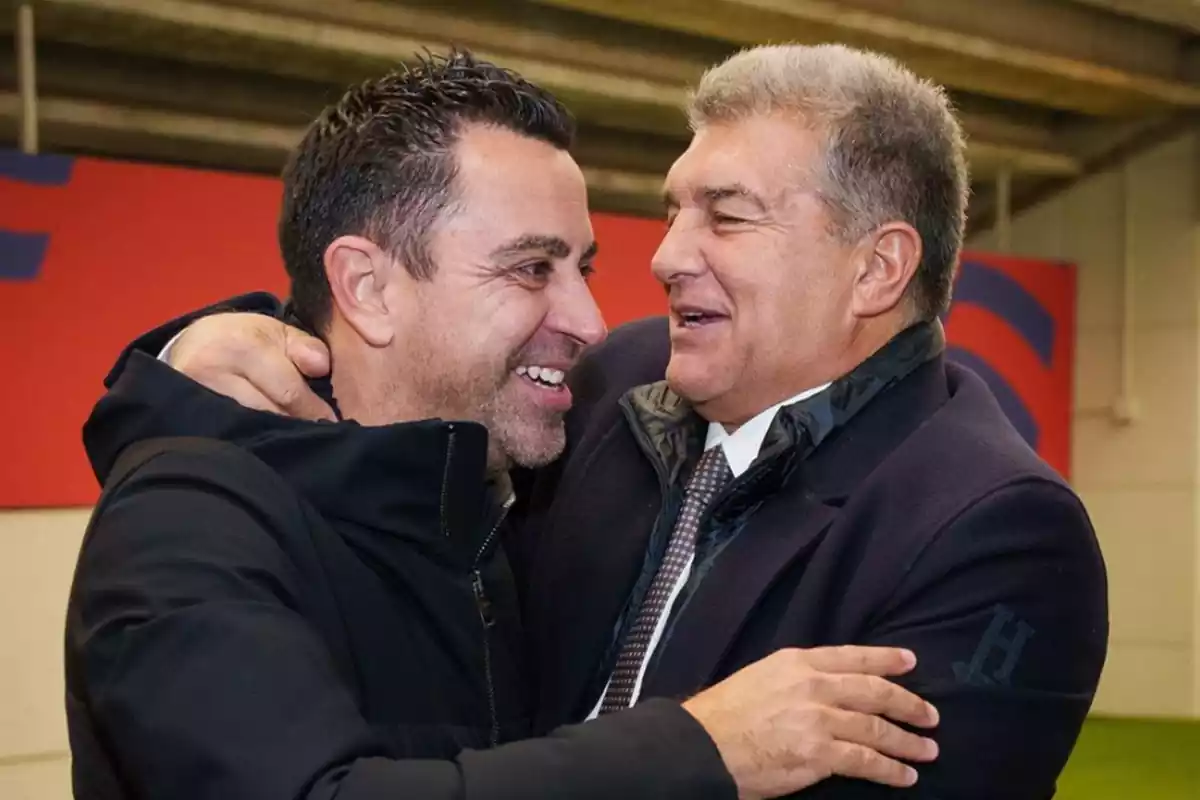 El presidente del Barça Joan Laporta abrazando al entrenador del Barça Xavi Hernández