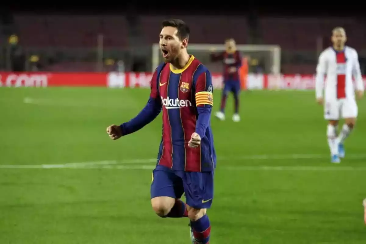 Leo Messi gritando gol en un partido de Champions con la camiseta del FC Barcelona, vistiendo una indumentaria azulgrana y la cinta de capitán