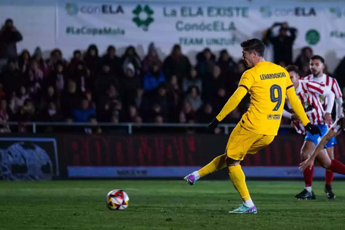 El jugador del Barça Lewandowski lanzando un penalti