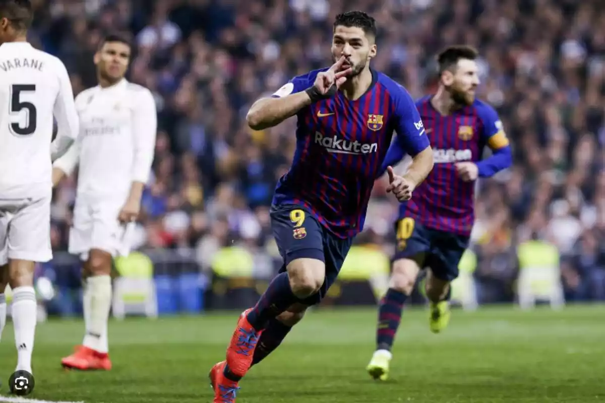 Luis Suarez, celebrando un gol ante el Real Madrid. Detrás suyo, Lionel Messi festejando. Varane y Casemiro tristes