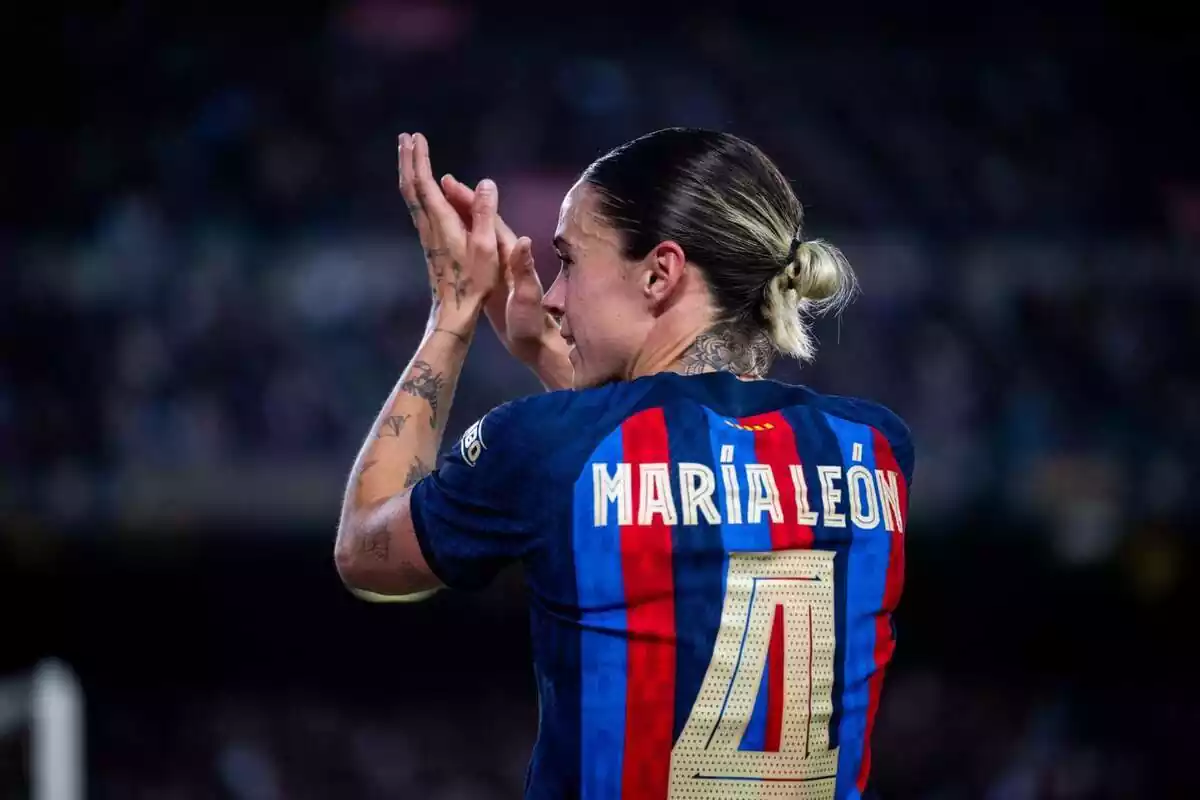 María León, en un partido con el FC Barcelona, aplaudiendo a la afición