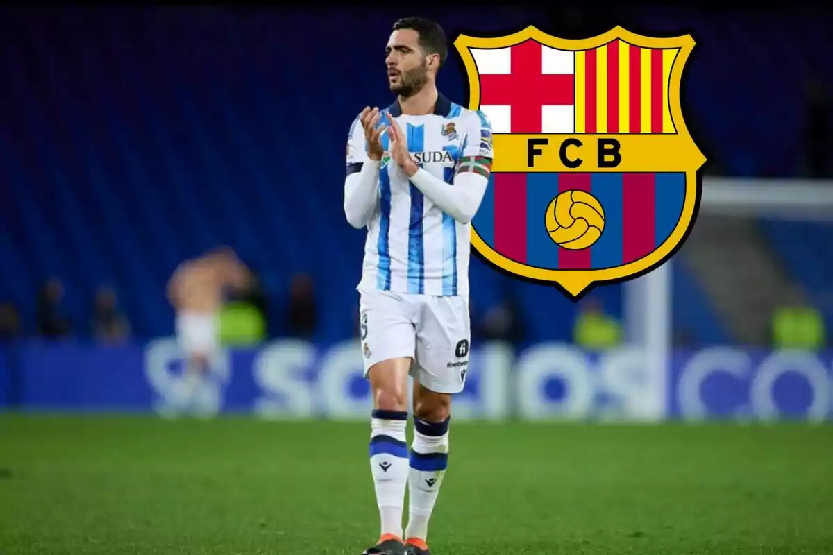 Un jugador de fútbol con uniforme blanco y azul aplaude en el campo, con el escudo del FC Barcelona superpuesto a la derecha.