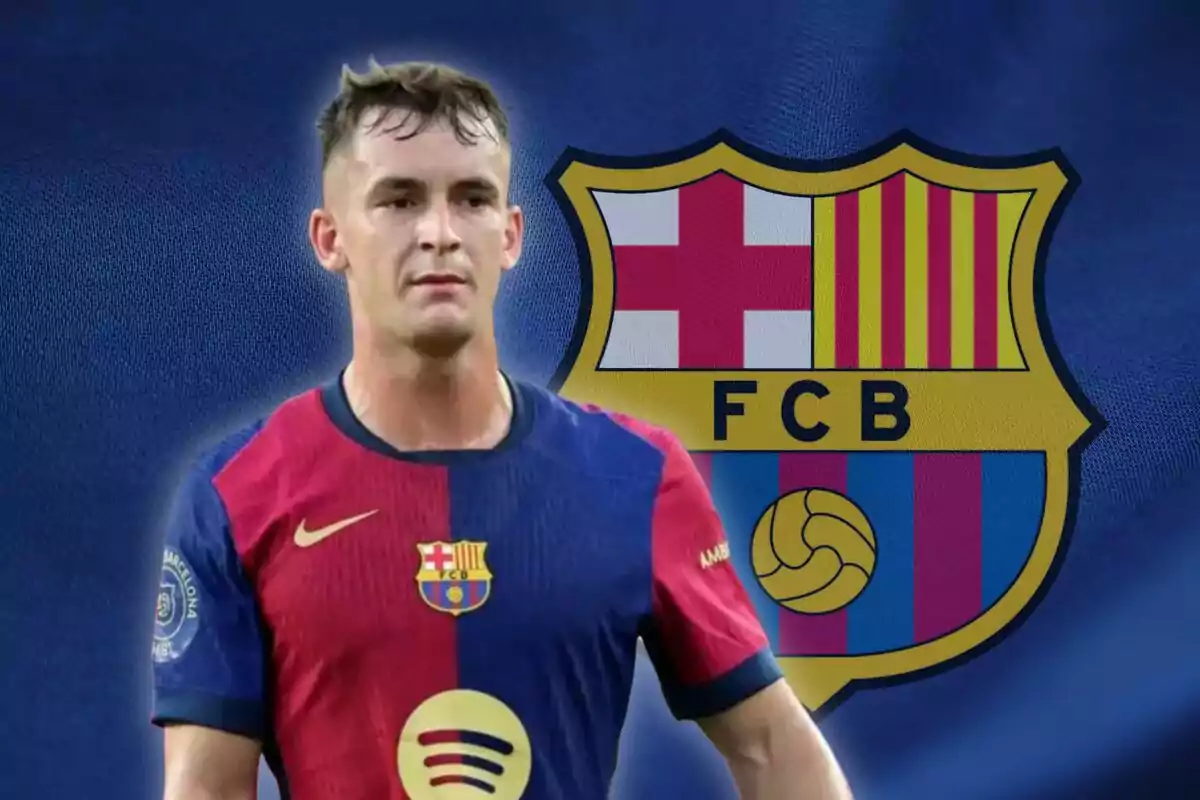 Jugador de fútbol con la camiseta del FC Barcelona frente al escudo del club.