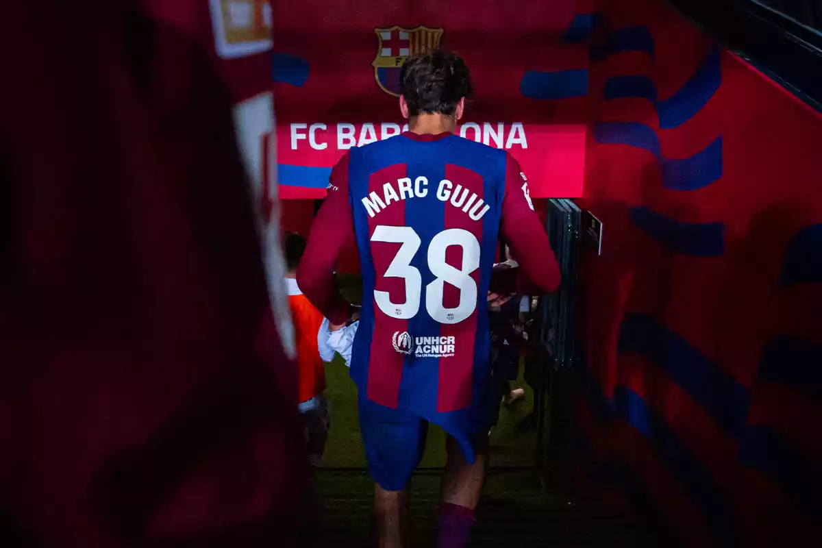 El jugador del Barça Marc Guiu, luciendo su camiseta con el número 38