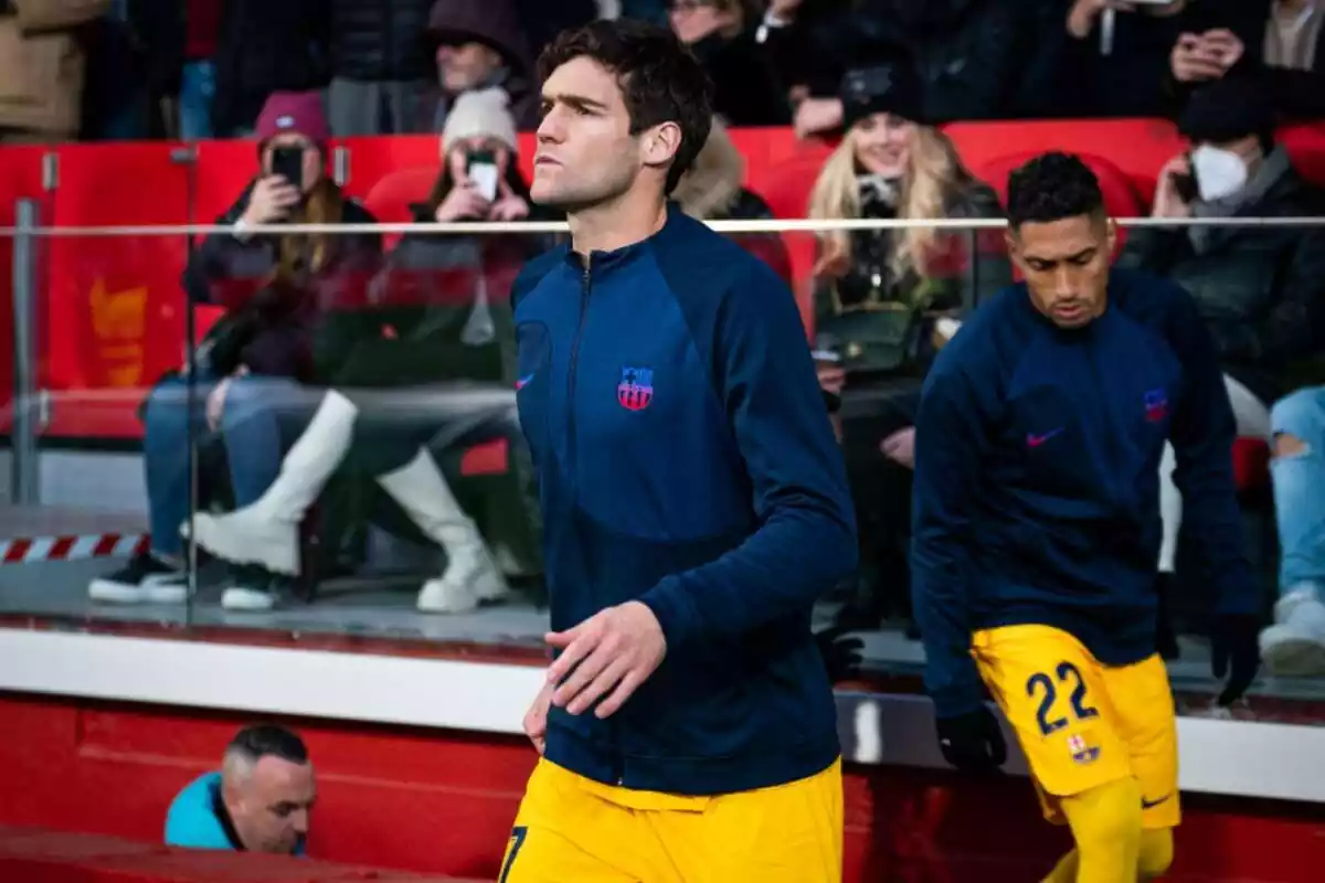 Marcos alonso, con la indumentaria del FC Barcelona azul y amarilla.