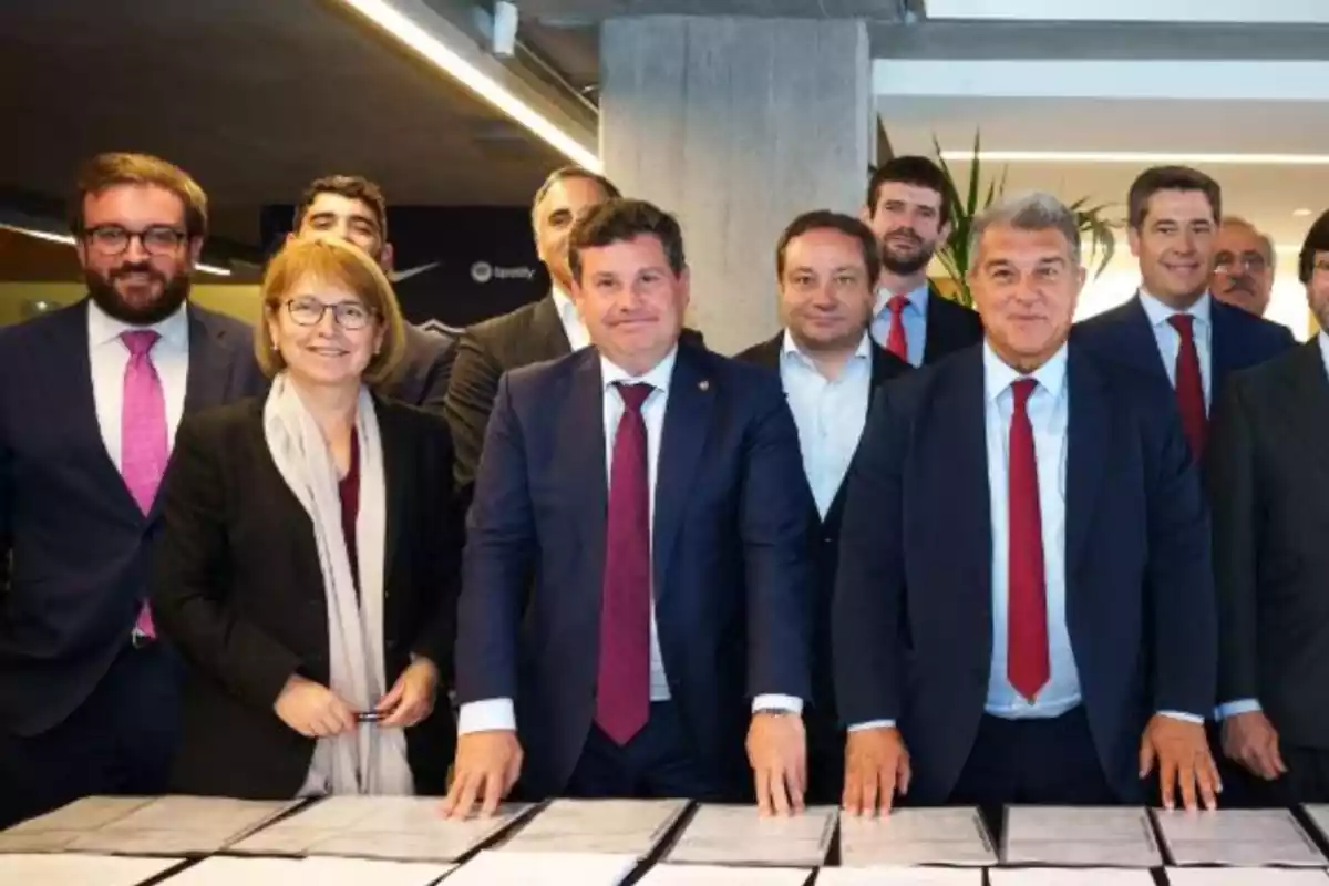 Joan Laporta vestido de traje en la presentación del proyecto Espai Barça junto a diversos miembros del área ejecutiva del F.C. Barcelona