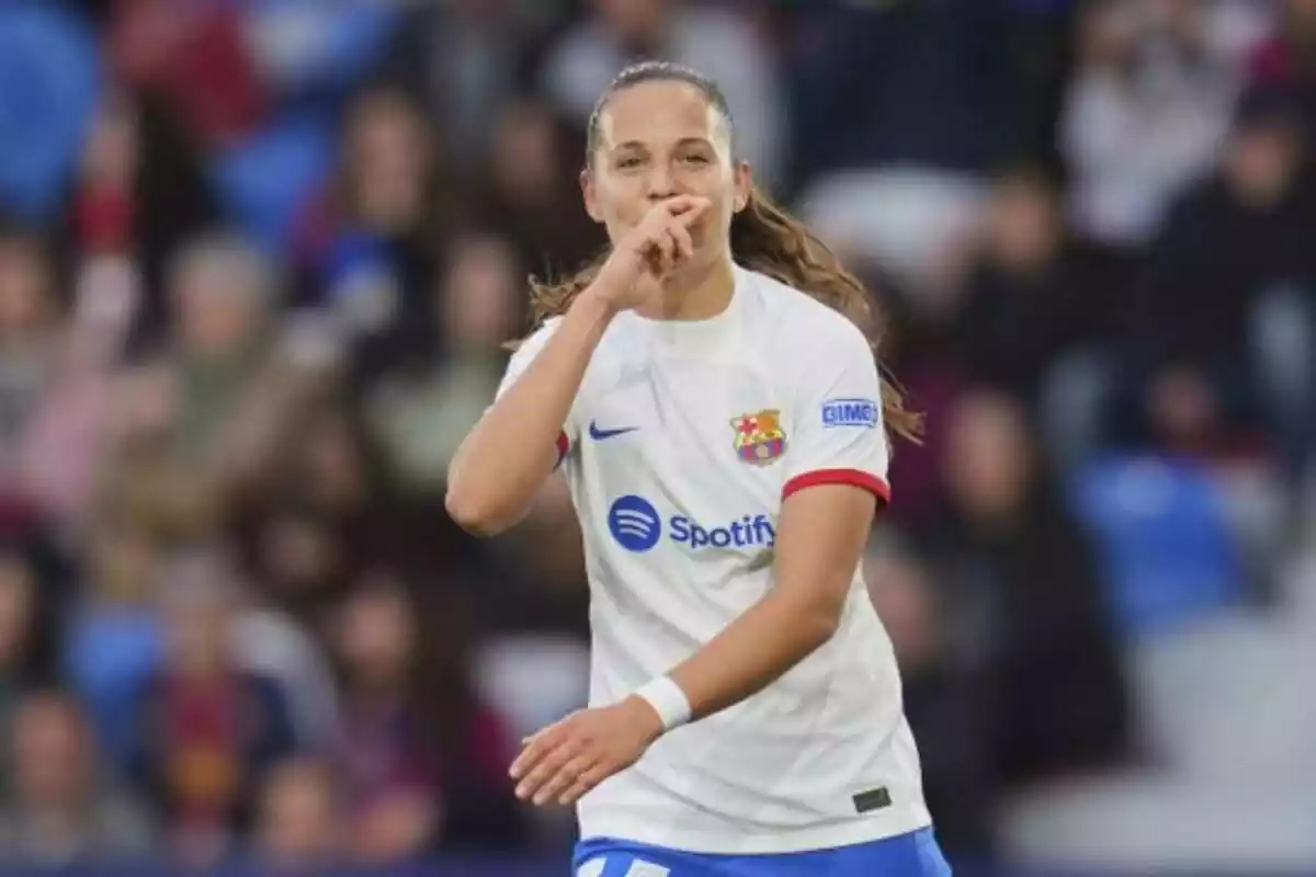 Martina Fernández, vistiendo la equipación blanca del FC Barcelona y celebrando su primer gol en la Liga F