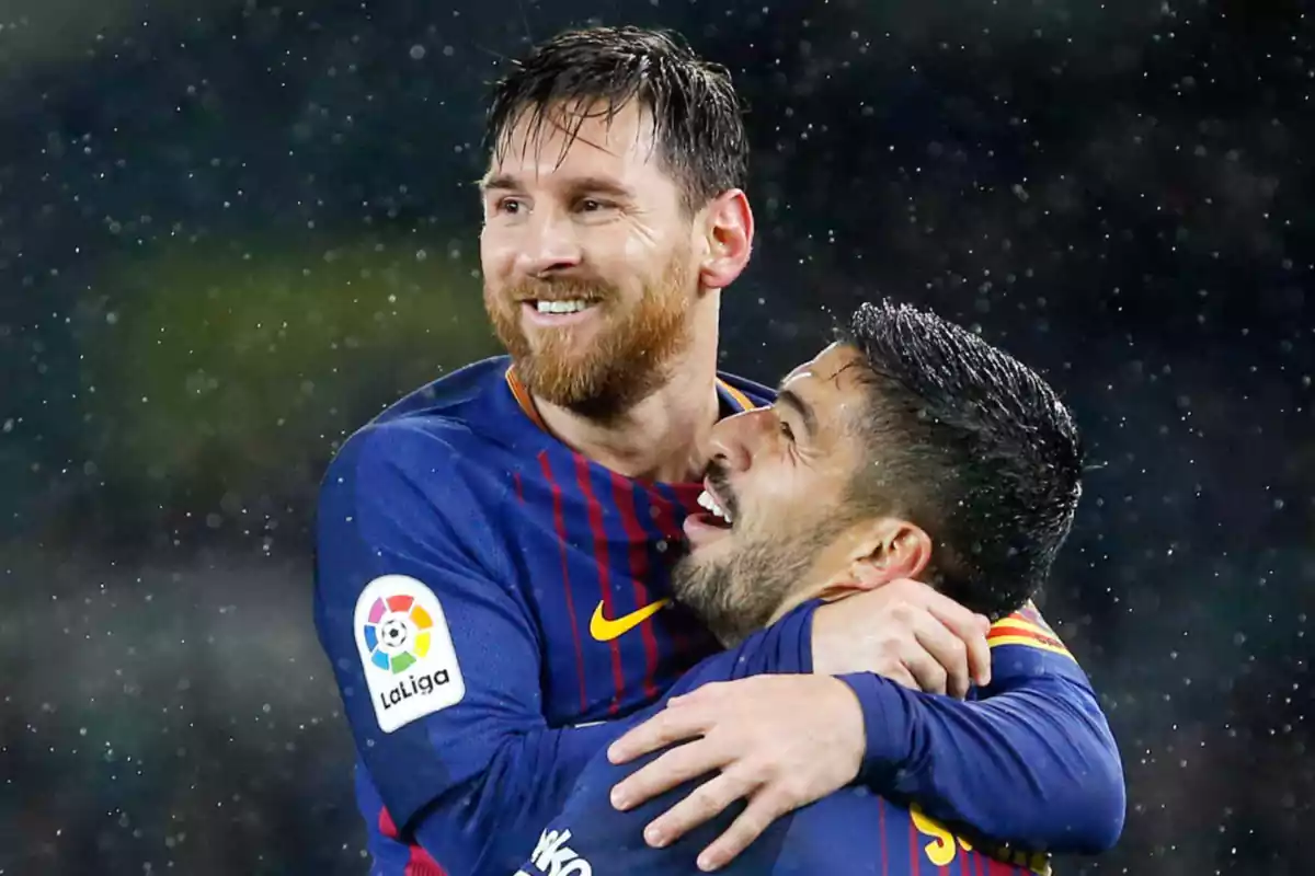 Los jugadores Messi y Luis Suárez celebrando abrazados un gol con le Barça
