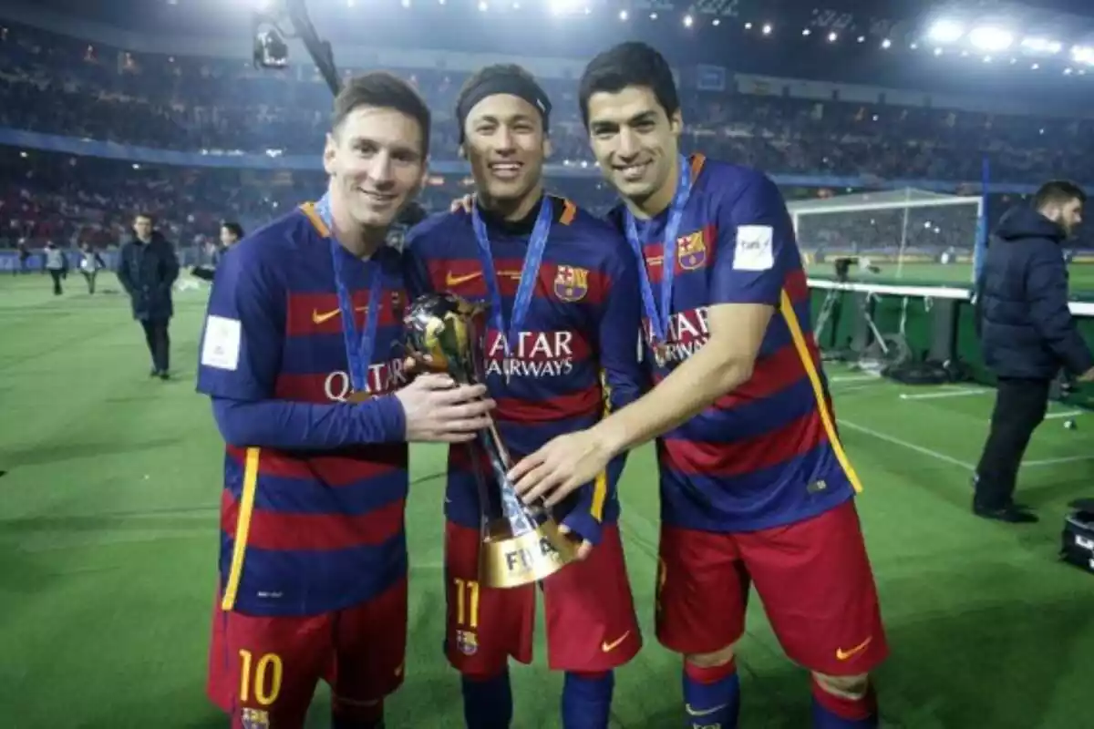 Messi, Suarez y Neymar con el trofeo del mundial de clubes tras ganarlo con el FC Barcelona