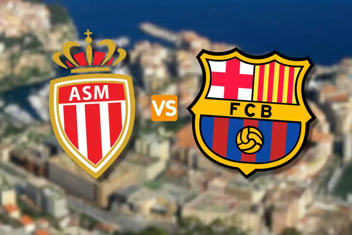 Logos de los equipos de fútbol AS Monaco y FC Barcelona con la palabra "vs" en el centro, sobre un fondo desenfocado de una ciudad costera.