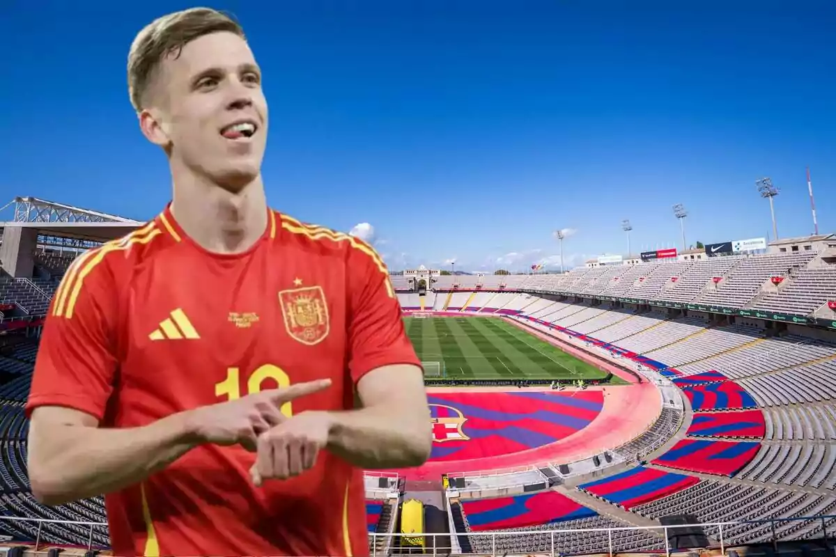 Un jugador de fútbol con la camiseta de la selección española celebra frente a un estadio vacío en un día soleado.