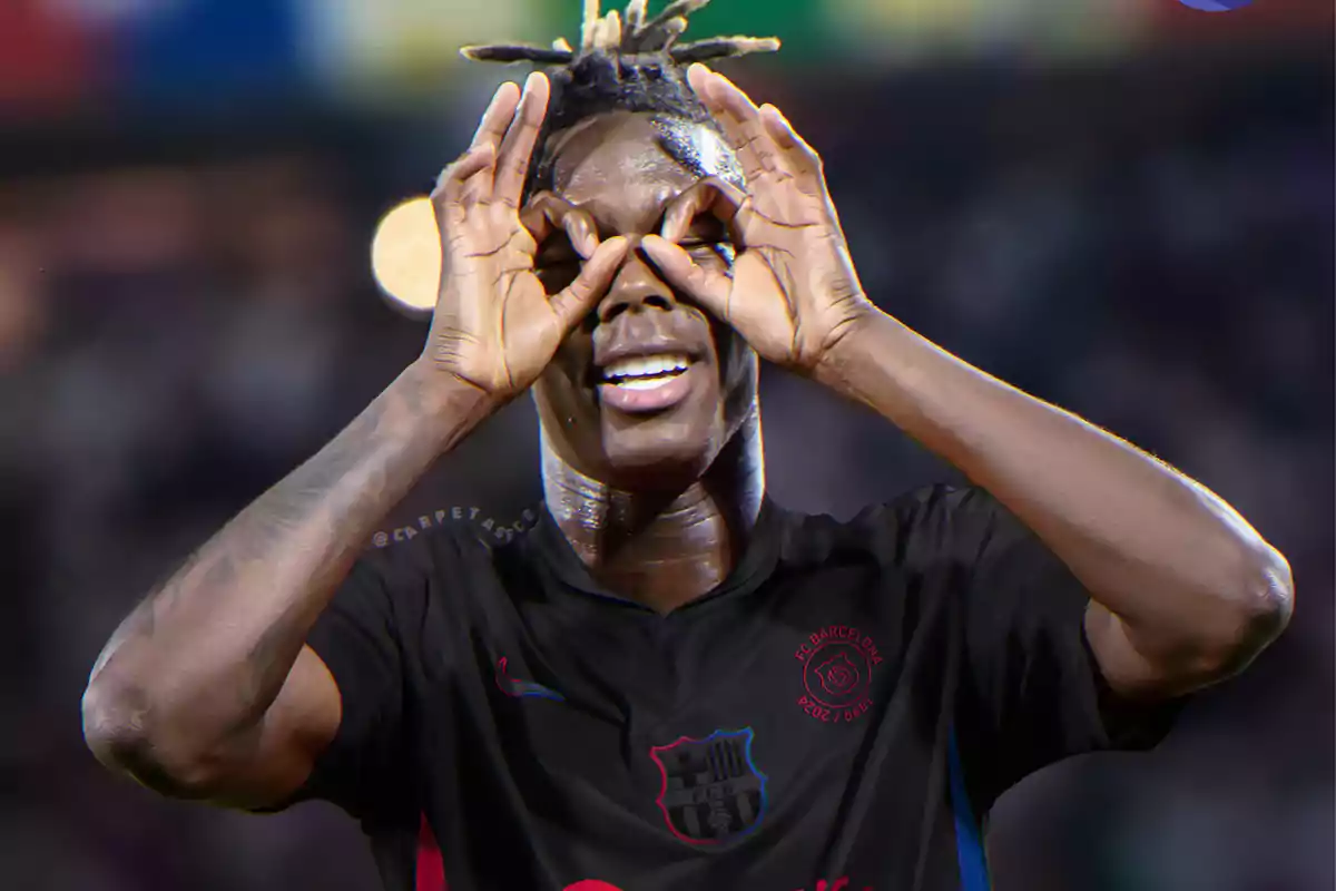 Un jugador de fútbol celebrando un gol con un gesto de gafas hechas con las manos.