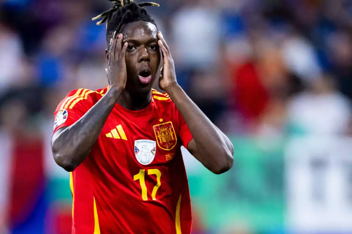 Nico Williams con la camiseta de la selección española, con las manos en la cabeza y expresión de sorpresa.