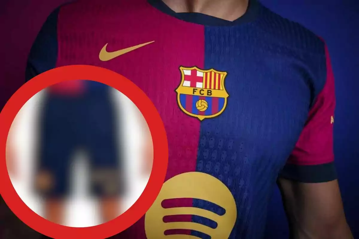 La imagen muestra la parte superior de una camiseta de fútbol del FC Barcelona con los colores azul y grana, el logo del equipo en el pecho y el logo de Nike en el lado derecho, además de un círculo rojo que resalta una parte borrosa de la imagen.